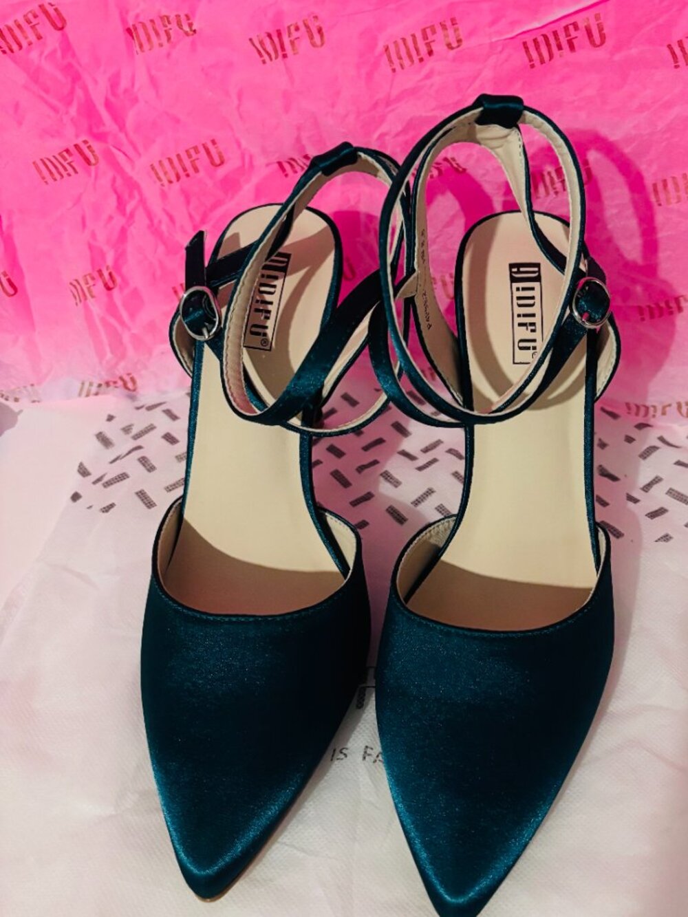 NWT Emerald Green Satin Pointed Toe Ankle Strap Heels - Size 8.5 - Picture 2 of 4